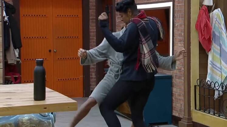 Vira de Ladinho (Malha Funk)

Mamusca também mostrou ter conhecimento do funk dos anos 2000. A ex-atleta cantou a música Vira de Ladinho, do grupo Malha Funk. Além de soltar a voz, a peoa arriscou no gingado e dançou coladinha com WL

