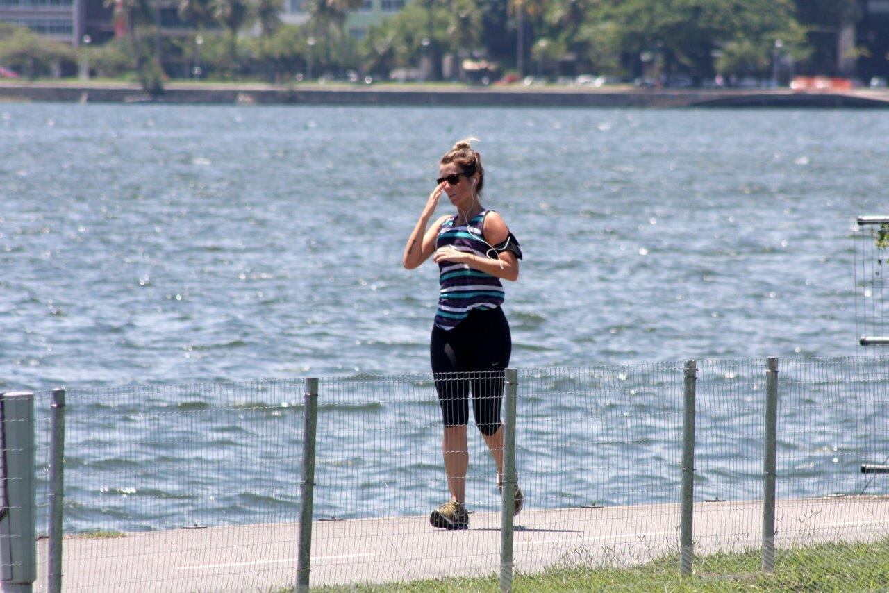 Juliana corre em torno da Lagoa Rodrigo de Freitas, no Rio