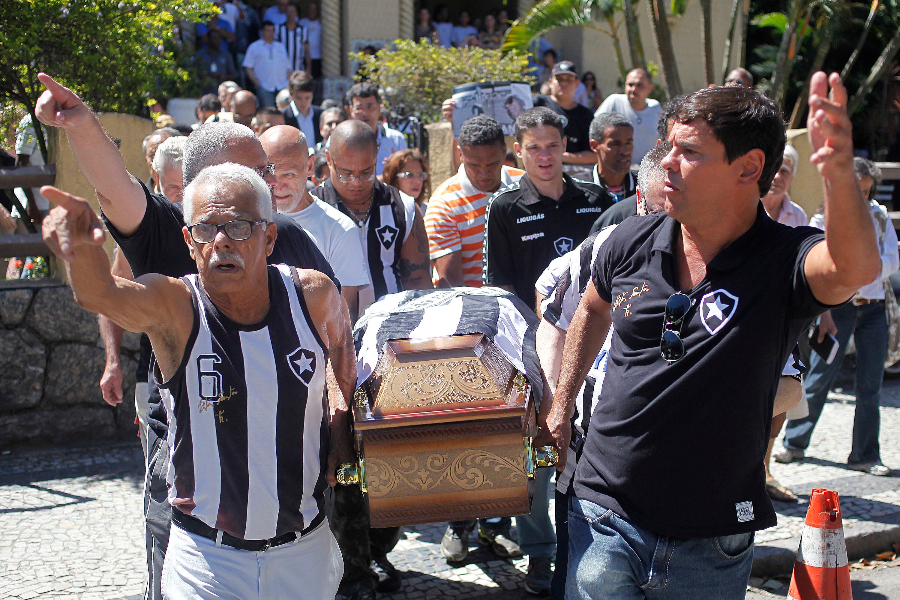 “Estava lá em São Paulo quando soube, peguei avião e vim para cá.
Realmente a gente lamenta. Só nesse ano foram três grandes jogadores.
Gilmar, Djalma e agora o Nilton. Eu não joguei com esse pessoal, mas fui
amigo de todos eles. Lamento ainda mais porque meus filhos, meus netos,
não viram esses craques jogarem”, disse o Capita