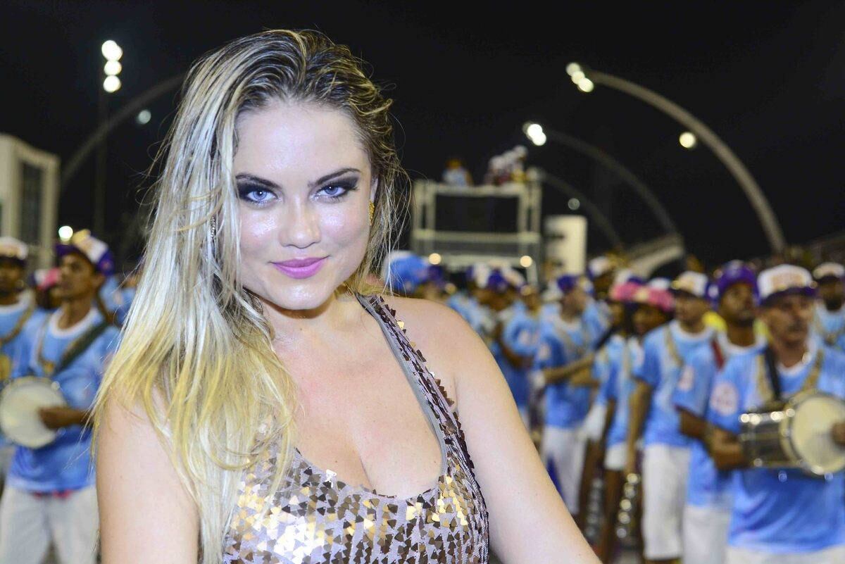 Ellen Roche desfila no ensaio técnico da Rosas de Ouro, em São Paulo
