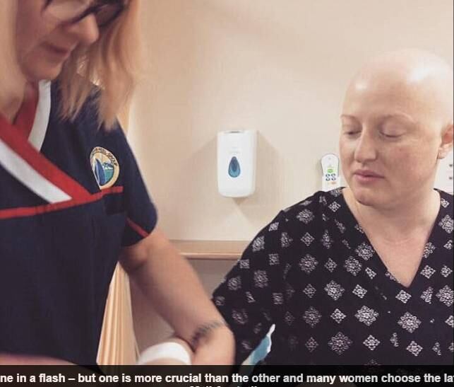 — No lugar dos meus seios, há grumos
torcidos de pele e músculos. Meus pés estão inchados, meus ossos doem a cada
dia, eu ando como uma velha senhora, minhas roupas não caem bem e eu transpiro
muito por causa da imunoterapia que faço