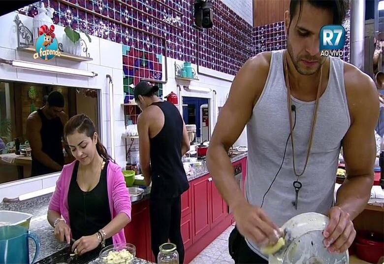 Além de cozinhar, o modelo também
mostrou que sabe lavar e secar a louça utilizada, dominando todas as funções na
cozinha

+ "Eu prefiro esquecer a Mara como jogadora", diz Douglas sobre ex-peoa de A Fazenda
+ Peões relembram trajetória de Amaral no reality e Rayanne afirma: "Ele é um cara muito iluminado"
+ Em atividade, Minerato fala sobre Thiago Servo: "Por mais que eu queira ele não vai sair da minha vida"

