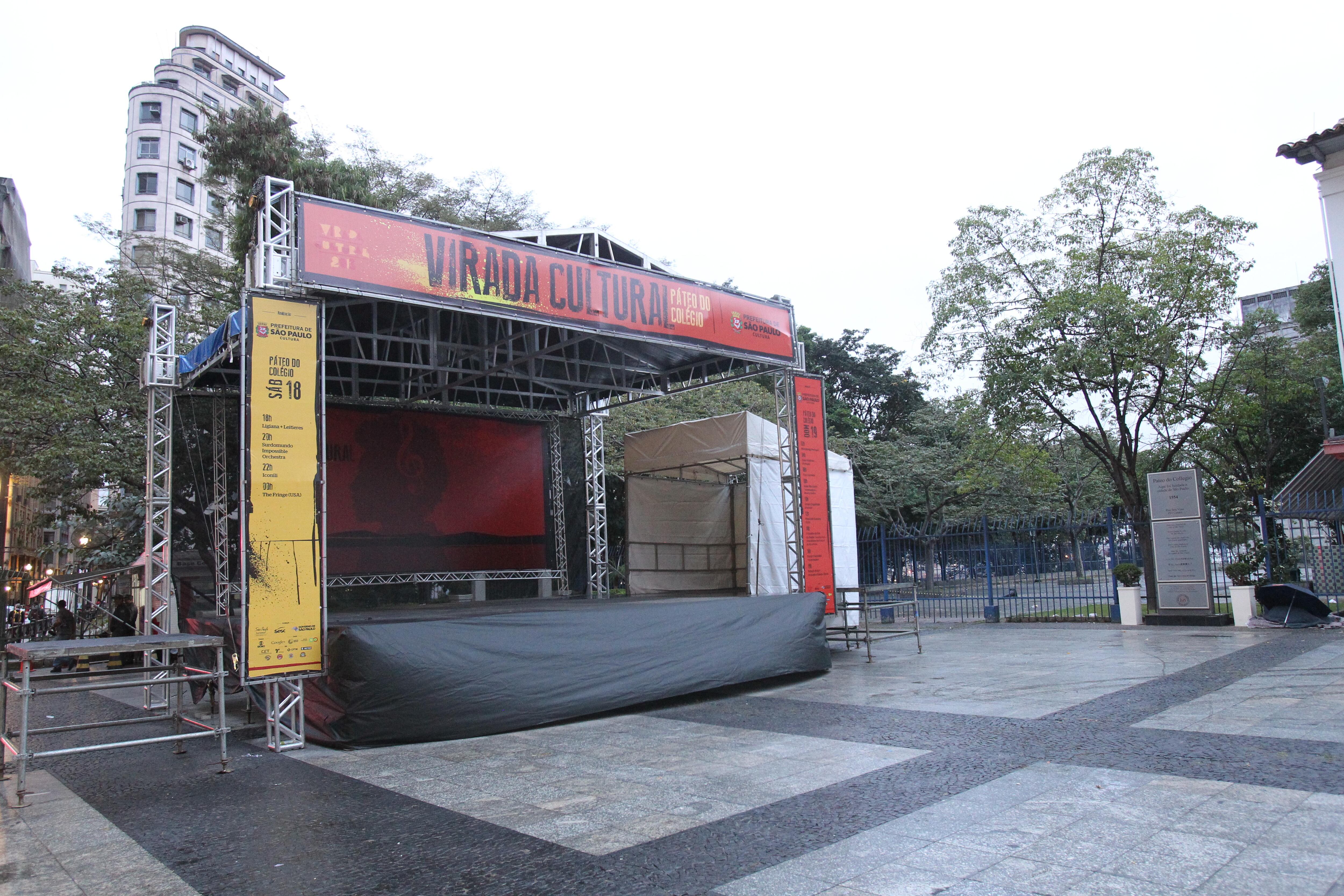 Palco montado no Páteo do Colégio, no centro de São Paulo, já está pronto para receber os shows da Virada Cultural 2013