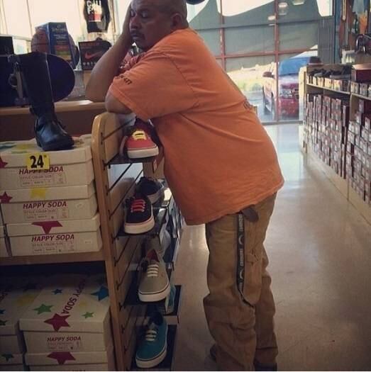 Esse daí pegou pesado! Tirou até um cochilo de pé