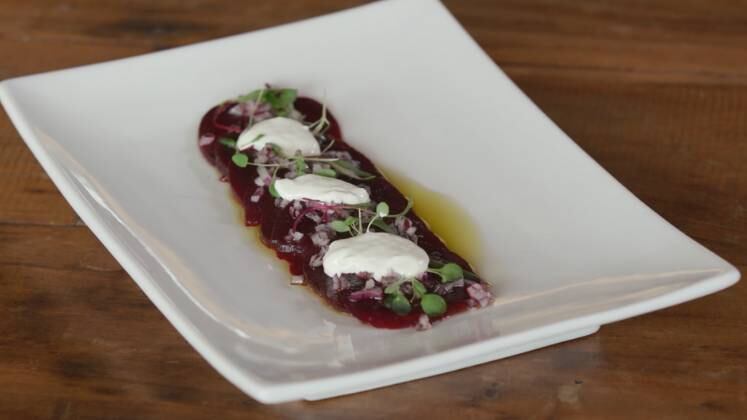 Beterraba Cozida a La Top Chef


1 beterraba pequena cozida no vinagre e açúcar
Cortar bem fino
Cebola roxa a gosto
Colocar a cebola em cima da beterraba cortada
Azeite de oliva
Flor de sal
Broto da beterraba
Broto de coentro
Coalhada