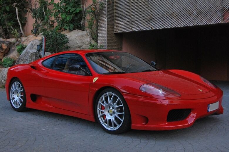 Ferrari 360 é nome de três modelos de produção limitada da marca: Ferrari 360 Modena, Ferrari 360 Spider, e o Challenge Stradale. Este último está à venda por uma empresa de finanças de Portugal, e o valor pedido por eles não é nada humilde: são 12.078 milhões de euros, o equivalente a cerca de R$ 44 milhões. A empresa está vendendo o veículo em um site de leilões públicos. Entenda a história