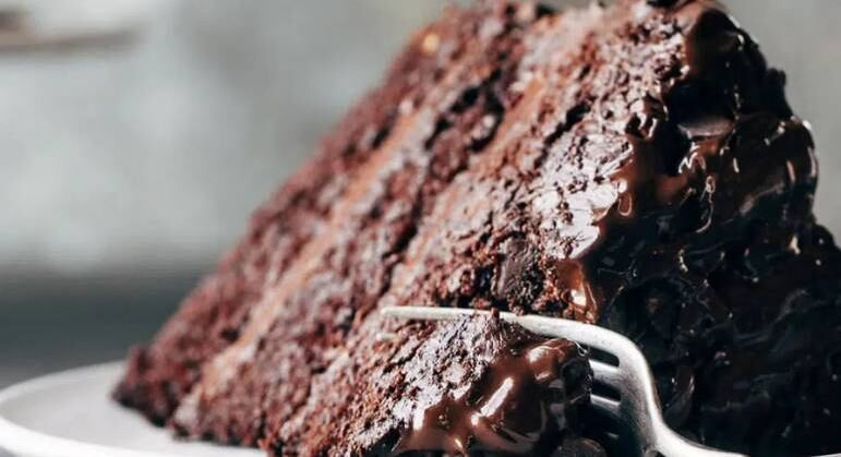 Bolo de chocolate é um verdadeiro clássico da doçaria, perfeito desde o café da manhã até as festas de aniversário. Esta versão é diferentona: bolo de chocolate com beterraba na massa e ganache vegana; veja como fazer

Veja também: Chocolate causa acne? Especialista comenta mitos e verdades