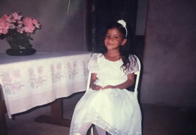 Ela já fazia pose desde criança! E a roupa? Digna de miss. Agora ficou muito fácil descobrir o nome dela!