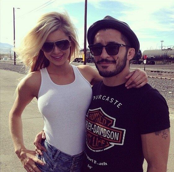 Sorte para Ian McCall, que sempre ganha um chamego da beldade
