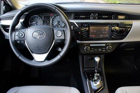 Central multimídia do Corolla contrasta com visual conservador