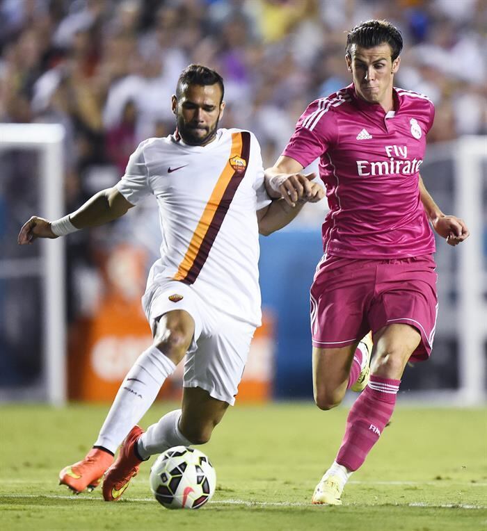 Um dos principais times de futebol do mundo, o Real Madrid é mais um time a adotar a moda das camisas rosas do futebol. Neste 29 de julho, nos Estados Unidos, a equipe espanhola fez uma partida de pré-temporada contra a Roma usando um uniforme completamente pink, modelo que adotará sempre que não puder usar o tradicional branco nos próximos meses. A estreia da nova camisa, porém, não trouxe sorte ao clube, que acabou derrotado por 1 a 0, gol do veterano Francesco Totti. Ainda se recuperando de problemas no joelho, o craque Cristiano Ronaldo não atuou.

Saiba tudo sobre esportes! Acesse R7.com/esportes