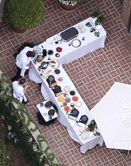 No cardápio do bufê, as melhores comidas para um café da manhã reforçado, como panquecas e ovos mexidos