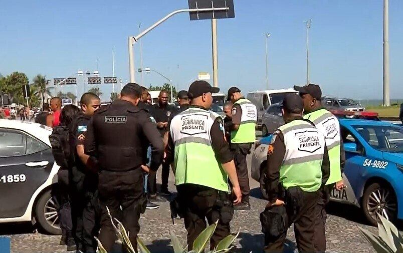 Policial foi abordado na praia da Barra da Tijuca