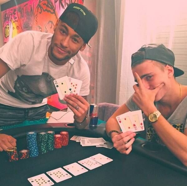 6. Goste de jogos
Além do futebol, Neymar é apaixonado por pôquer. O craque sempre joga com os amigos e ter você como parceira de jogo seria um ponto a favor