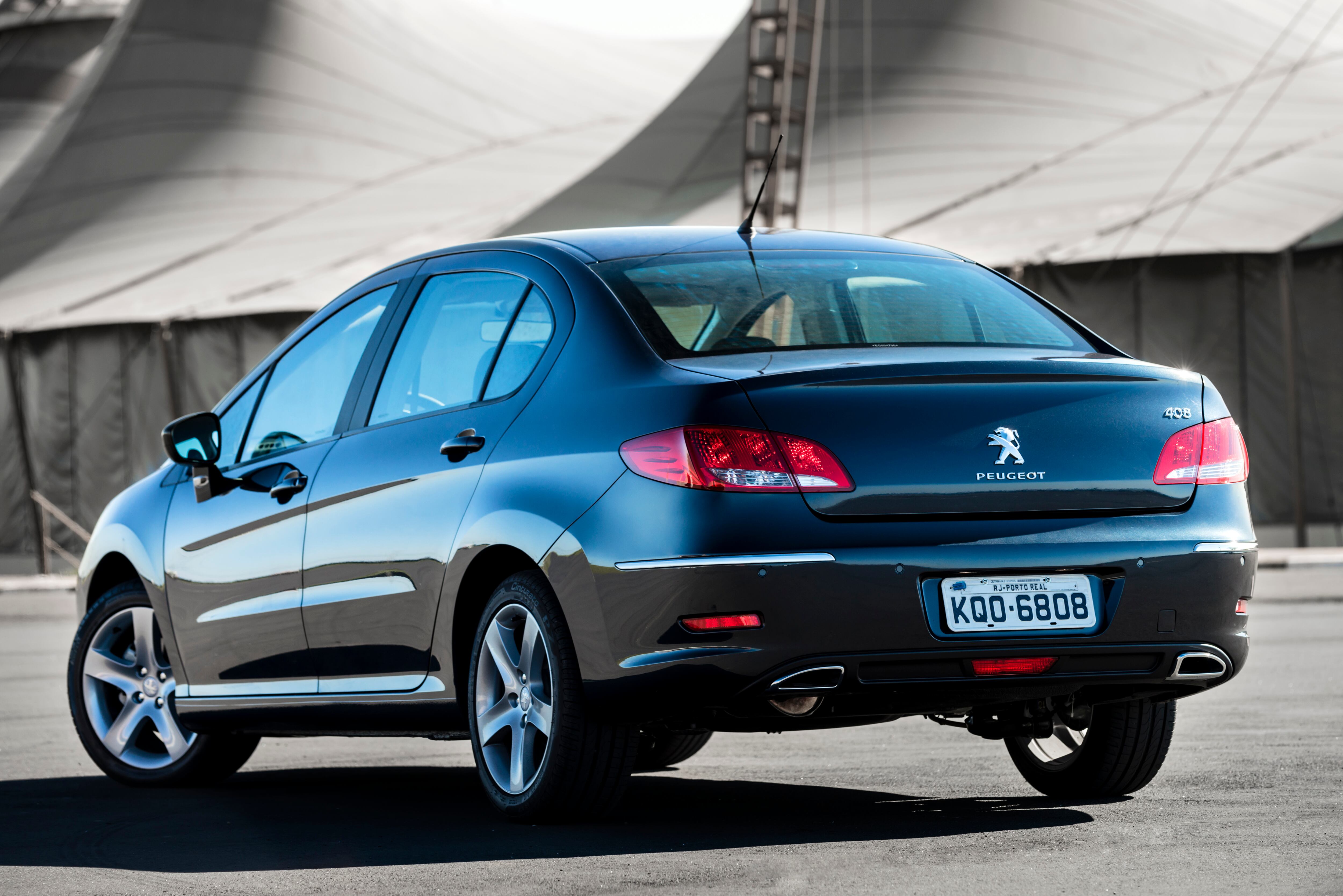 O retrabalho da suspensão também pode ser creditado à aplicação dos pneus de menor resistência à rolagem. Estes têm compostos de borracha mais duros que os convencionais, o que exigiu mudanças. A suspensão traseira recebeu novas buchas e teve a superfície de apoio das molas redesenhadas, enquanto na dianteira os amortecedores foram recalibrados

Quer saber tudo sobre carros? Acesse www.r7.com/carros