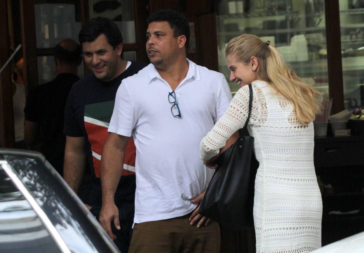 Ronaldo estava com uma camisa polo e calça e Celina estava com vestido curto e sandália 