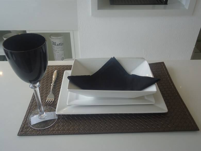 Este jogo de chá com aproximadamente 12 peças está sendo disputado com ofertas acima de R$ 90