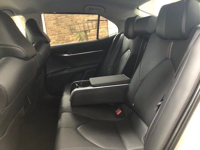 Interior é amplo com bancos em couro e largo console central com porta objetos