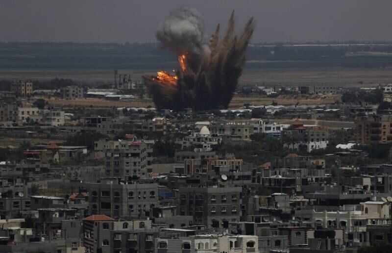 Quatro milicianos palestinos morreram nesta terça-feira em um dos vários bombardeios da aviação israelense sobre a Faixa de Gaza, informaram fontes da saúde. Segundo o porta-voz de Emergências da Faixa, Ashraf al Qedra, os milicianos, cuja facção não foi identificada, morreram durante um ataque aéreo israelense que teve como alvo o carro no qual viajavam. No total, são cinco os palestinos que morreram hoje — entre eles um civil — e mais de 40 os que ficaram feridos durante a operação militar israelense sobre Gaza, iniciada na noite passada