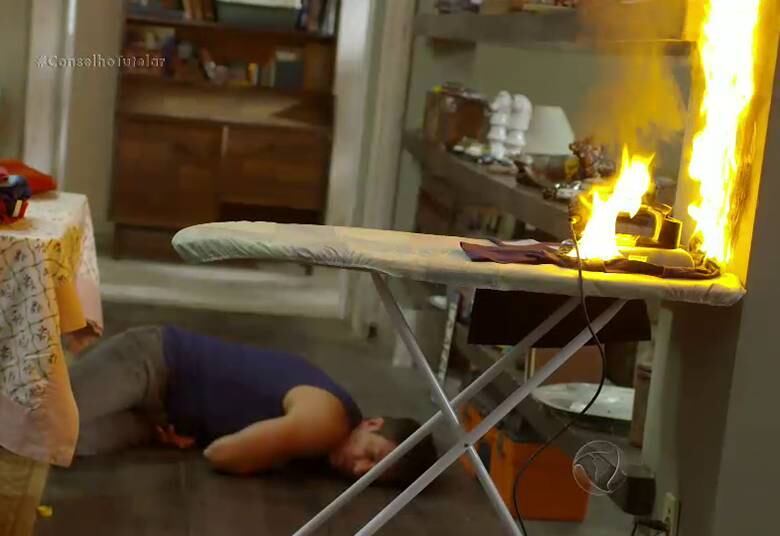 Mesmo assim, ele volta a beber, esquece o ferro de passar roupas ligado e quase põe fogo na casa inteira