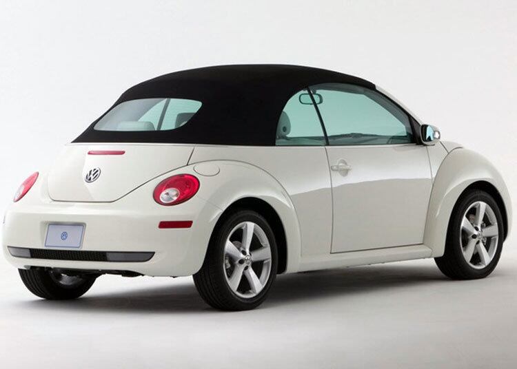 O New Beetle seguiu a tradição do Fusca e também ganhou uma versão conversível
