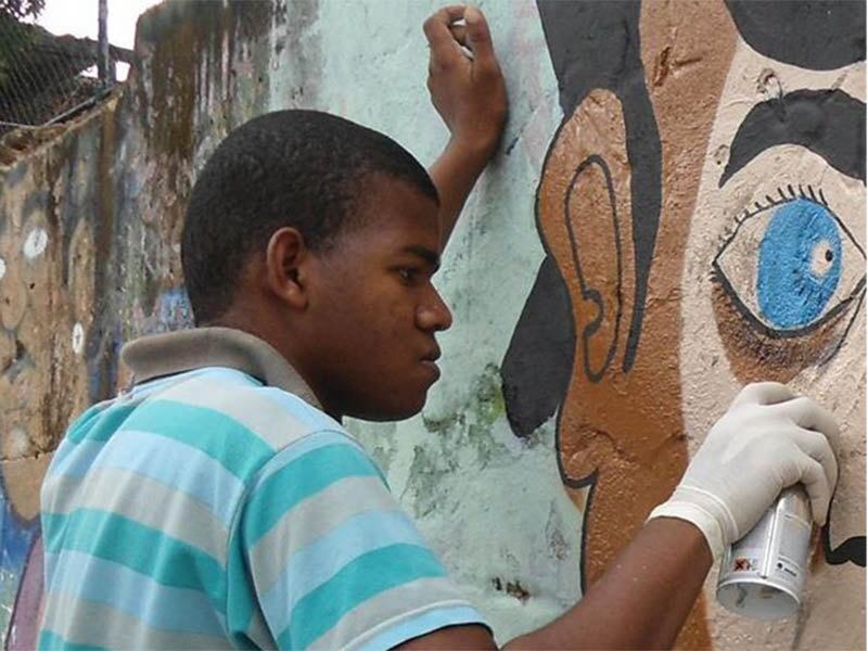 O artista de rua Robson Barreto falou sobre a importância do grafite na sociedade e de como muitos jovens que optam pela arte têm suas vidas transformadas para algo positivo. 

— Eu quero que as pessoas reconheçam a importância do grafite, os jovens veem as drogas, os crimes, mas podem sim optar pelo lado do bem. Eu fiz minha escolha e agora estou realizando meu sonho através do grafite. Participo de mutirões com vários grafiteiros, estamos sempre tentando levar a arte para as comunidades porque a verdadeira essência do grafite são as ruas, temos que estar nas ruas, levar a arte de qualquer forma

