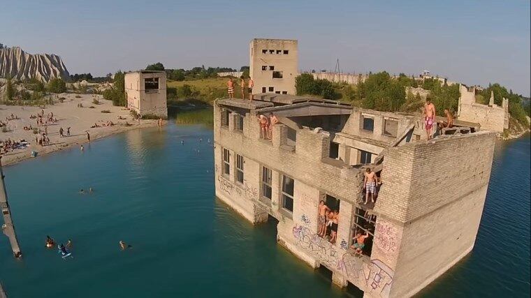 Localizada a 50 quilômetros de Talin, capital da Estônia, a pedreira de Rummu foi explorada para extração de calcário e mármore. Até os anos 1990, o governo central da antiga União Soviética enviava prisioneiros para a prisão local, e eles eram forçados a trabalhar na mina. Com o fim da atividade mineradora, a água preencheu a pedreira e transformou Rummu em uma atração turística para os estonianos