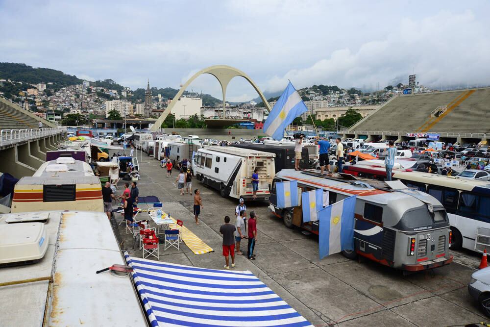 Os torcedores exibem orgulhosos a bandeira da Argentina em seus veículos. A decisão contra a Alemanha começará às 17h de domingo (13), no Maracanã