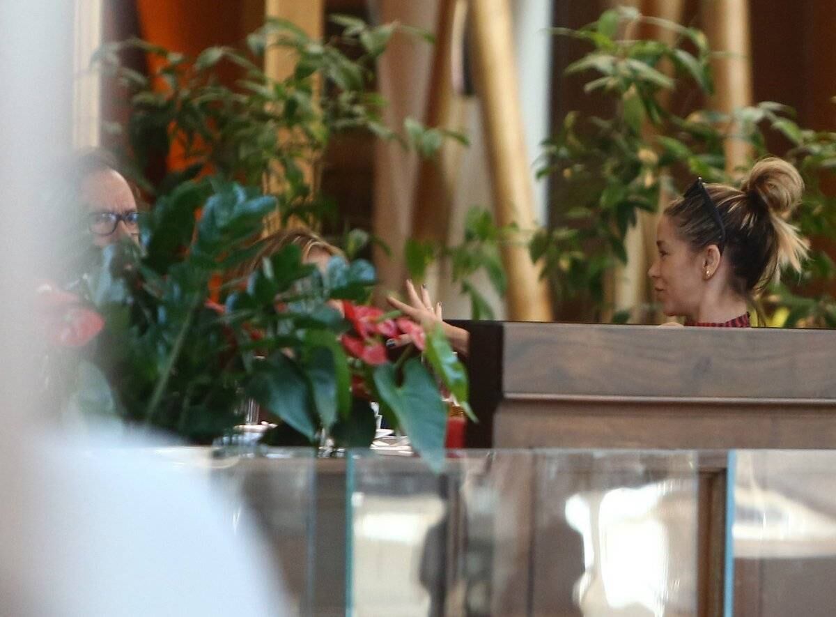 Danielle Winits e Wolf Maya almoçam no Rio de Janeiro