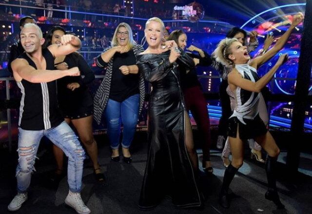 Quando a rainha entra na casa
do telespectador, é quase impossível ficar parado! Quem nunca arrastou o sofá
da sala e arriscou uns passos após ser contagiado pela sua energia no Dancing
Brasil e no The Four Brasil?