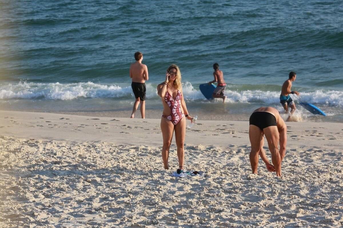 Aos 47 anos, Christine Fernandes exibe o corpão em dia de praia