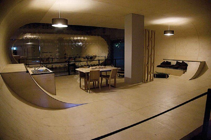 7. Casa do skate
Esse recinto nos Estados Unidos foi construído para que os moradores pudessem andar de skate tanto dentro como fora de casa. Faça chuva ou faça sol, certo? 

