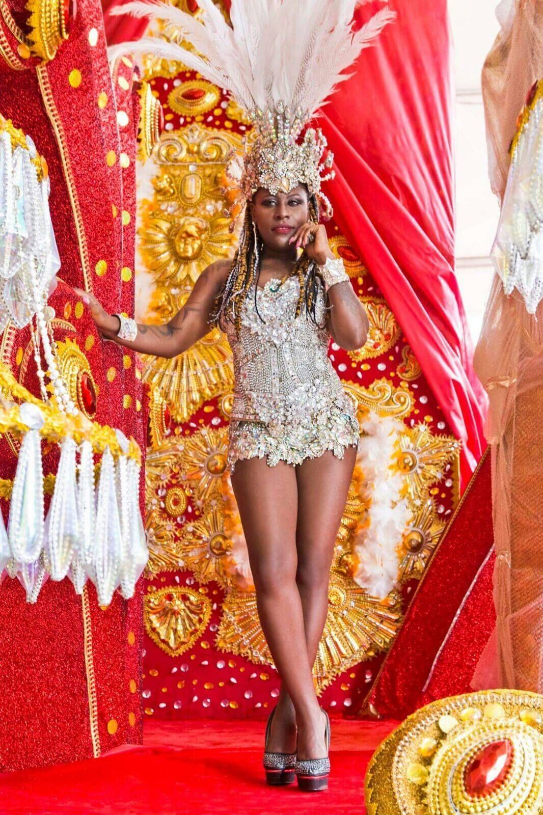 Para tudo! Pepê, da dupla Pepê e Neném, acaba de protagonizar um ensaio sensual vestida de passista para o Carnaval de São Paulo. Usando um vestido curtinho, a cantora surpreendeu ao exibir boa forma e pernas bem torneadas

Acesse o R7 Play e assista à programação da Record quando quiser
