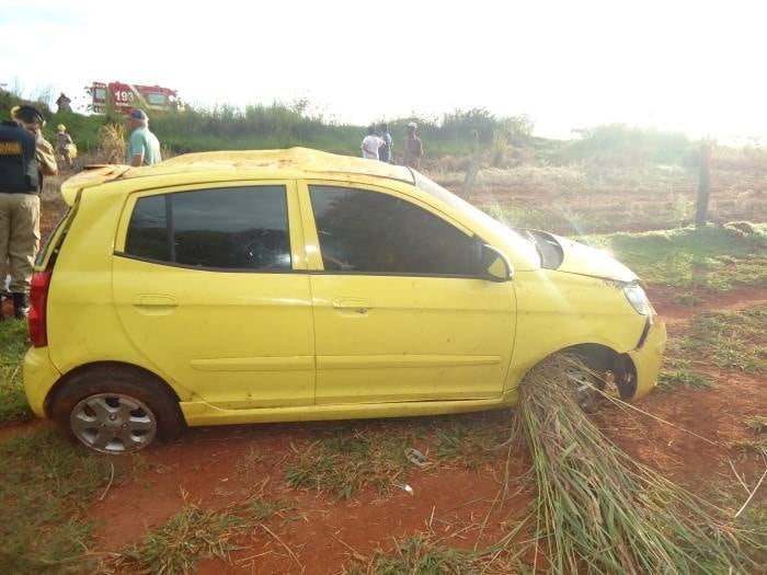 O acidente ocorreu no km 26 da rodovia MG 452, na região de Tupaciguara,
em Minas Gerais. Segundo a Polícia Rodoviária Federal, Pedro Leonardo estava
sozinho e não bateu em nenhum outro veículo. Pela situação do acidente,
os agentes que atenderam a ocorrência disseram acreditar que o cantor
teria dormido ao volante