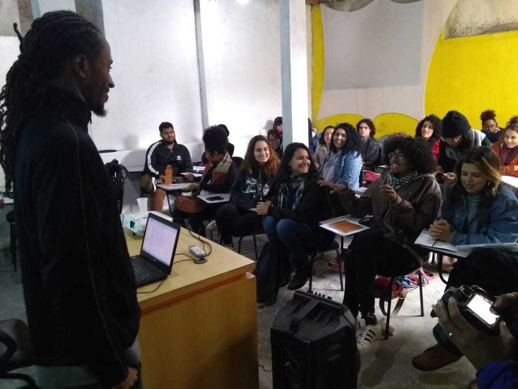 'Inglês na Quebrada', curso de inglês oferecido por um rapper americano