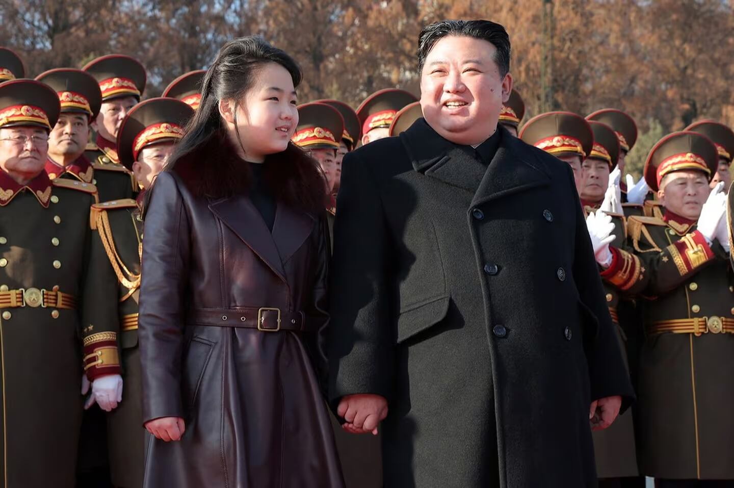 Kim Jong Un e sua filha Kim Ju Ae posam no 76º aniversário da fundação do Exército Popular Coreano em Pyongyang