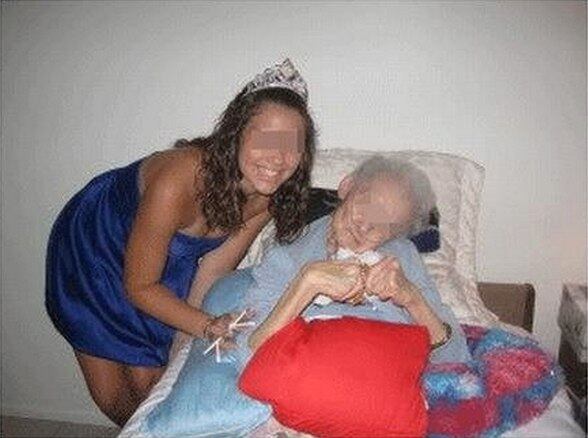 A mina postou a foto com a seguinte legenda:

- Descanse em paz vó, agora eu vou pra festa!