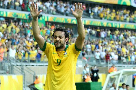 A seleção brasileira está quase definida para 2014, mas tem no comando do ataque uma das carências do elenco. Fred, favorito para ser o camisa 9, ainda se recupera de uma contusão é seu desempenho no ano que vem ainda é uma incógnita

Enquanto isso, os rivais sul-americanos que disputam a posição veem abundância na posição. Confira nas fotos a seguir