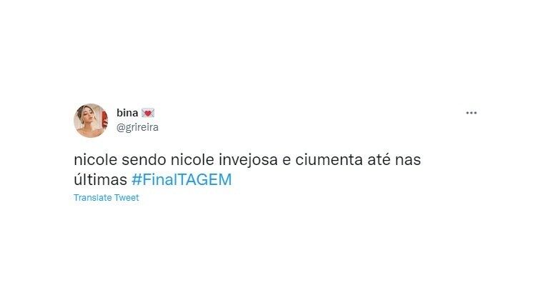 Já na festa de formatura, Nicole (Gabriela Mag) chamou a atenção do público pelo ciúme da atenção dada a Mirela e Erick na festa