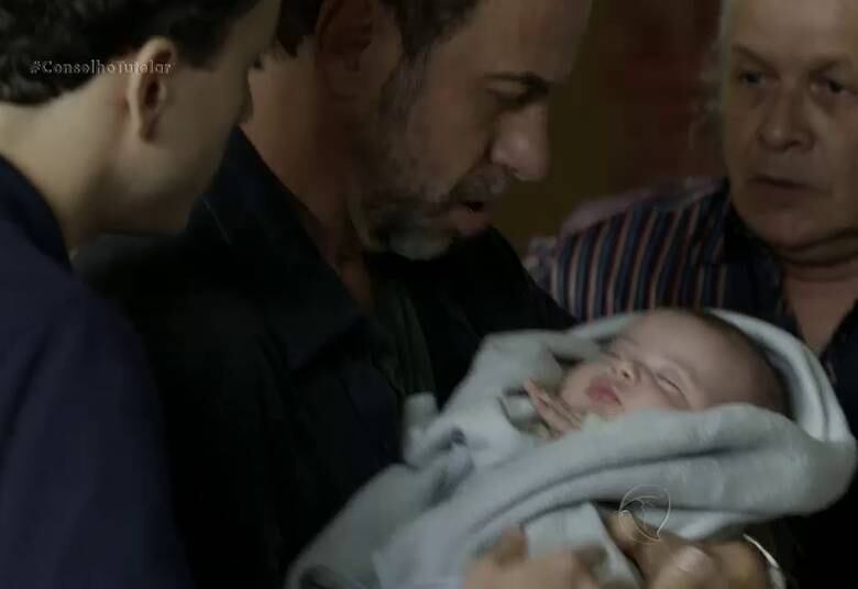 Eles conseguem recolher a criança e colocá-la sob a guarda da avó Elizabeth. Silmara é encaminhada para tratamento