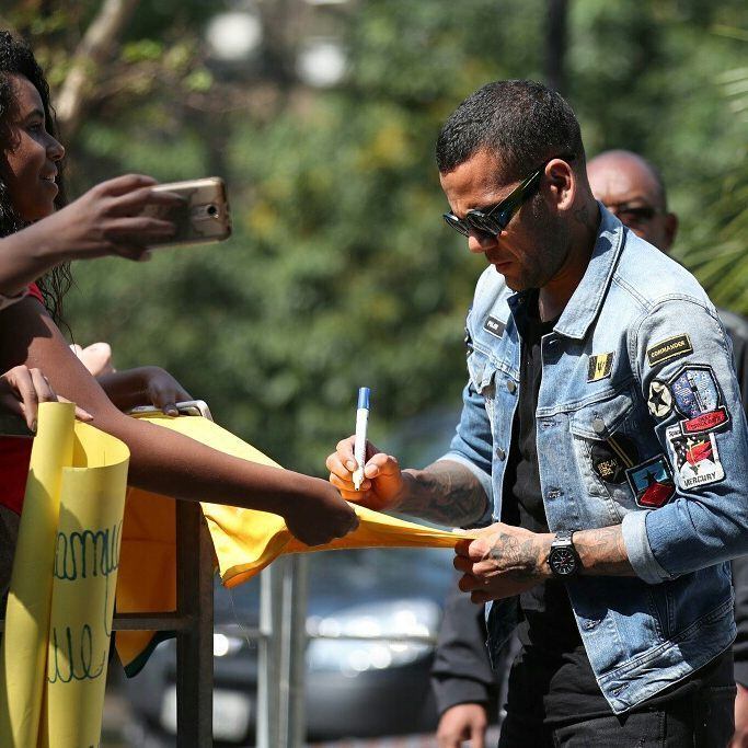 Jogando pelo PSG, Daniel Alves também apareceu. O lateral distribuiu alguns autógrafos antes de entrar para o hotel onde a delegação brasileira está hospedada