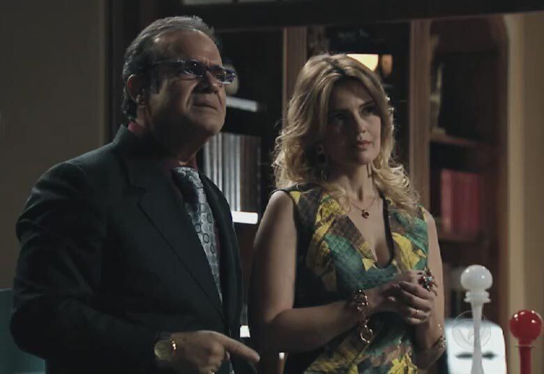 Ao lado da mulher e da filha Maísa,
Papudo dá uma entrevista. Guido, Carlos Alberto e Jorge acompanham a reportagem
de Papudo pela televisão, que fala sobre uma possível desonestidade de Guido
Flores frente ao governo do Estado
+ Manifestantes pedem a renúncia de governador. Assista!
+ Conheça os personagens da minissérie Plano Alto
+ "Fizemos milagre e superamos obstáculos", revela Ivan Zettel, diretor da minissérie