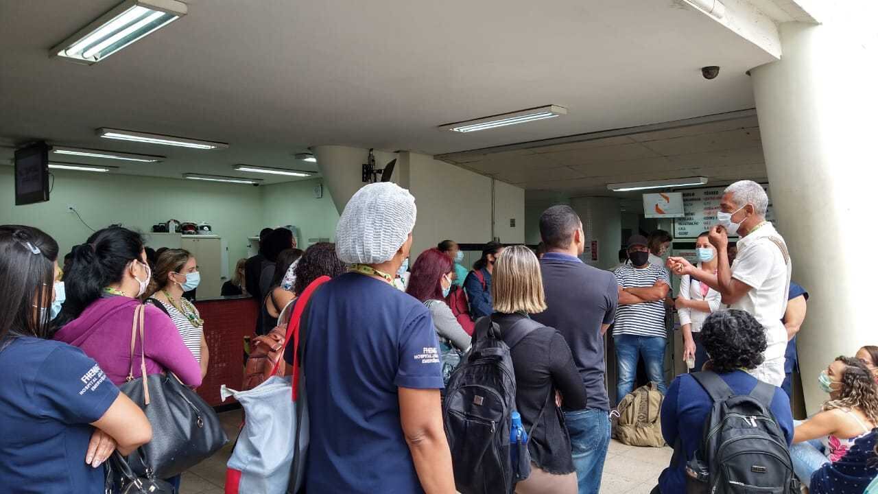 Trabalhadores se reúnem com a direção do hospital
