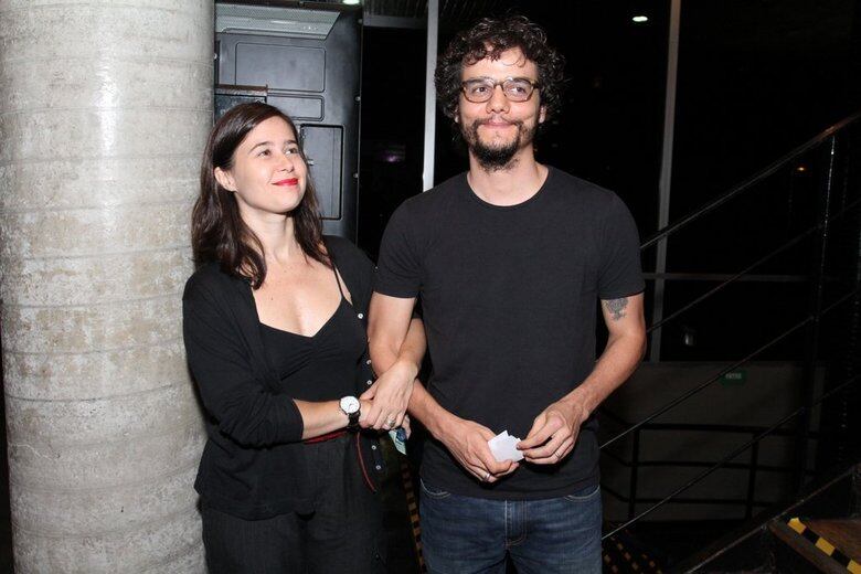 Wagner Moura e a fotógrafa e jornalista Sandra Delgado estão juntos há 15 anos e têm três filhos: Bem, Salvador e José. Os dois nunca se casaram oficialmente, já que o protagonista da série Narcos levou um "toco" da mulher. Isso mesmo! Em entrevista a Jimmy Fallon, Wagner contou que decidiu fazer uma surpresa durante uma viagem a Las Vegas, cidade conhecida por realizar cerimônias às pressas, mas acabou levando um fora.

— Eu a pedi em casamento, mas ela disse não. Ela disse: “Isso é ridículo, como assim?” [risos]!
