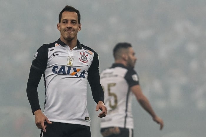 Rodriguinho foi figura apagada no meio- campo do Corinthians