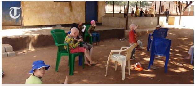 As idades dos albinos
abrigados na escola vão de apenas dois até 25 anos. O professor precisou
transformar a biblioteca e outros espaços em dormitórios. Durante o dia, as
crianças brincam jogando futebol com bolas improvisadas, e se sentam no chão de
areia para conversar
