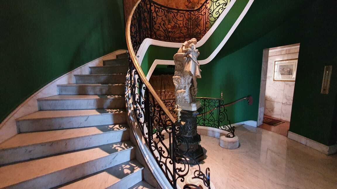 Anunciado como a maior cobertura do Brasil, o imóvel de 3.900 m², na praia do Flamengo, zona sul do Rio — um dos endereços nobres da cidade —, está à venda por R$ 59 milhões, soma que contabiliza não só o luxo como o valor histórico do lugar