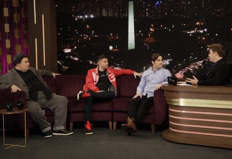 Os humoristas
explicam de onde vem a inspiração para fazer um bom trabalho de imitação e
quais as reações dos famosos ao verem as performances deles. Será que alguma
celebridade não gostou? 