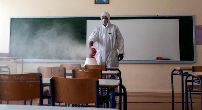 Sala de aula vazia é desinfetada na Grécia por conta do coronavírus
