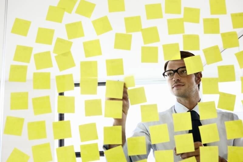 Eu largaria tudo para
fazer o quê?
Essa é uma das primeiras perguntas que você vai ter que
fazer. Elabore uma lista com as atividades com as quais você mais se
identifica, que mais lhe dão prazer. Depois disso, faça outra pergunta: quais
dessas coisas eu faço melhor do que as pessoas que conheço?